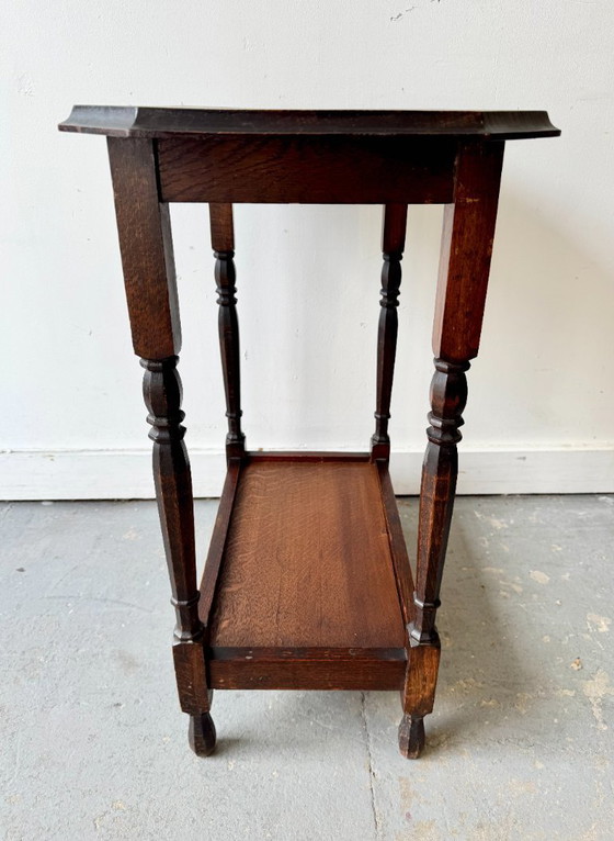 Image 1 of Mesa auxiliar antigua de madera con 2 niveles