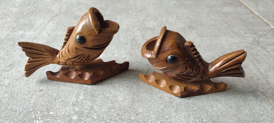 Paar antike, geschnitzte Zahnstocherhalter aus Holz in Fischform – poissons vintage sculptés, Tischdekoration (photo 3 of 11)