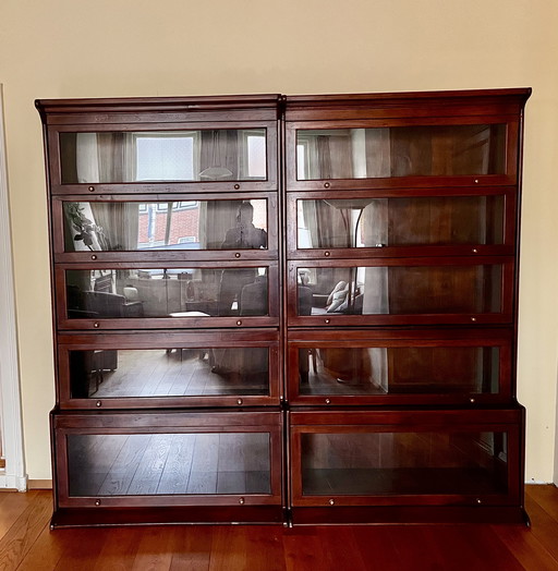 Cabinet de notaire avec portes basculantes en verre