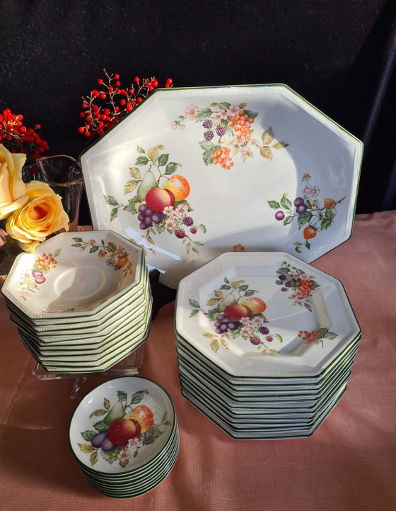 Image 1 of Servizio da tè e torta alla frutta fresca Johnson Brothers England con piatto da portata e petit four.