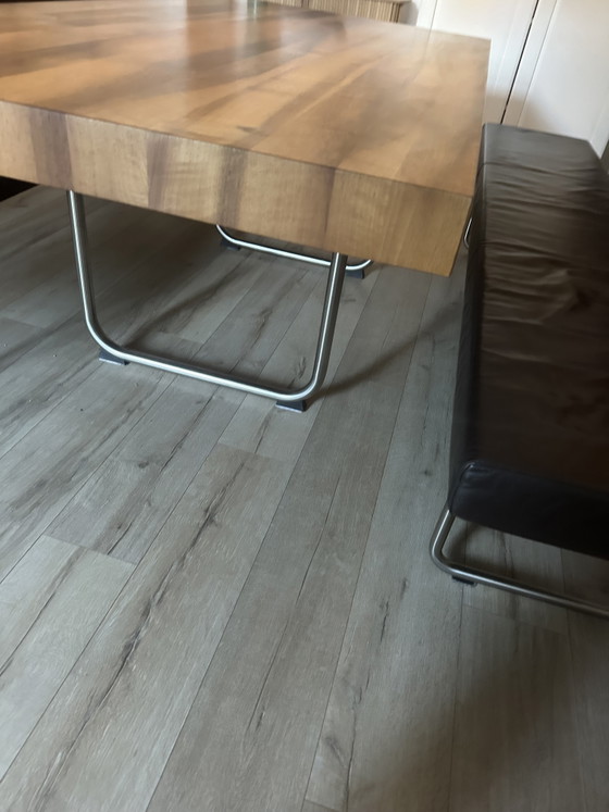 Image 1 of Gipsberger massief notenhouten tafel met 2 leren zitbanken