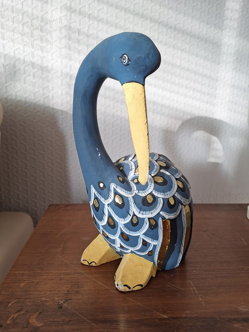 Estatua antigua pintada de un pájaro