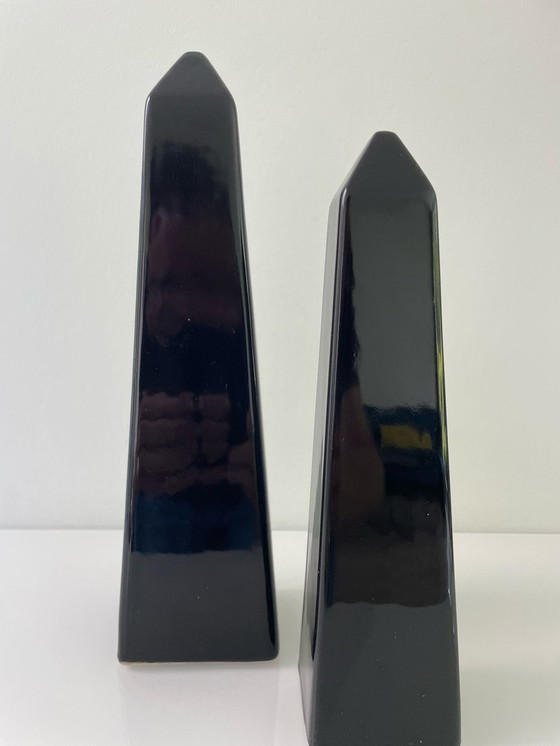 Image 1 of 1980er Jahre Satz von zwei Keramik-Obelisken, Memphis-Stil
