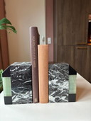 Set aus Marmor-Buchstützen