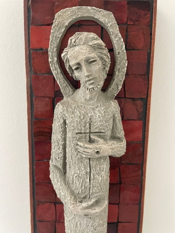 Image 1 of Figure du Christ en relief sur une plaque de mosaïque rouge