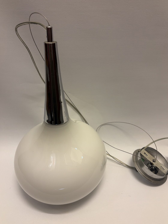 Image 1 of Lampada a sospensione Rietveld – lampada a sospensione a forma di lacrima in vetro bianco e cromo – condizioni eccellenti (2009)