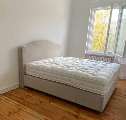 Letto a molle di lusso 200×200 + materasso – Come nuovo