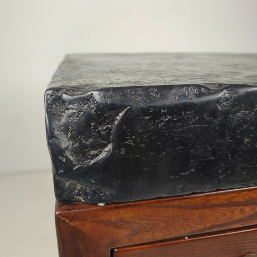 Rare brique d'or impériale chinoise (Jīn Zhuān) sur une table d'exposition en bois réalisée sur mesure. (photo 2 of 16)