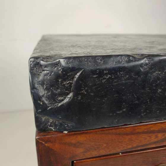 Rare brique d'or impériale chinoise (Jīn Zhuān) sur une table d'exposition en bois réalisée sur mesure. (photo 2 of 16)