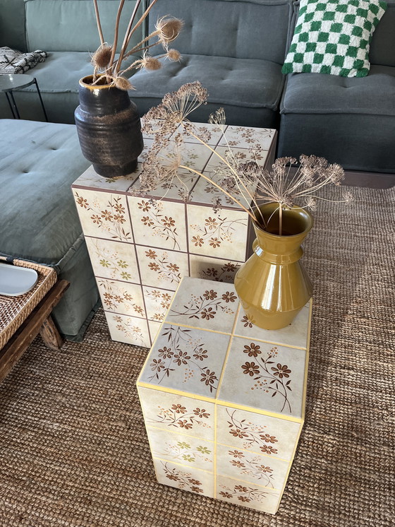 Image 1 of Carreaux anciens sur une petite table