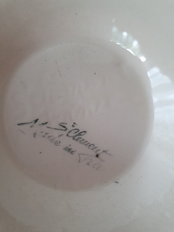 Image 1 of Te koop: Een schitterende, antieke fruitkom met deksel van de gerenommeerde Franse aardewerkfabriek Saint-Clément. Dit unieke st