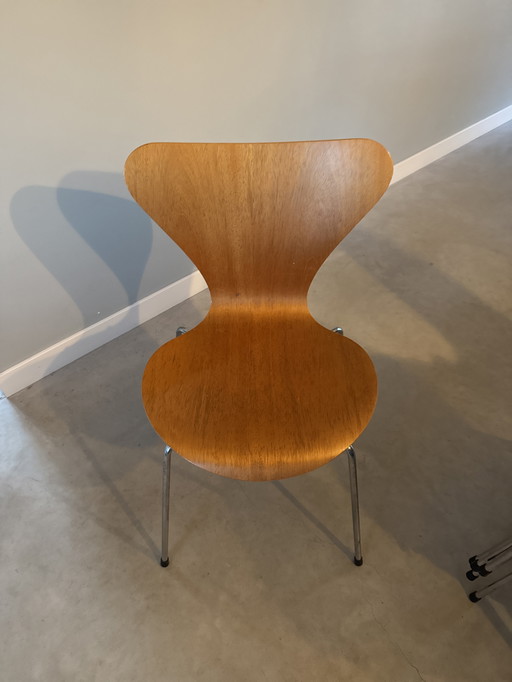 Original Fritz Hansen Series 7 chairs (Arne Jacobsen). Stackable. Labels included. Only available as a set of 6.