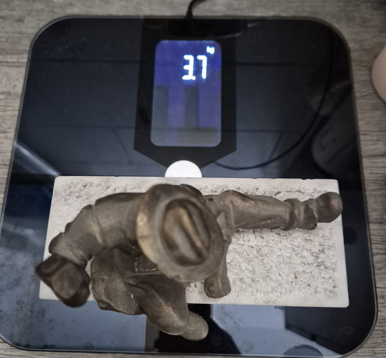 Image 1 of Petite statue en bronze d'un artisan sur un socle en marbre, XIXe siècle.