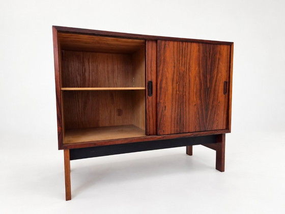 Enfilade basse en palissandre avec portes coulissantes. Danemark, années 1960 – Vaisseliers, Bois (photo 16 of 20)