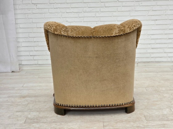 Image 1 of Deense relaxfauteuil uit de jaren 50, bekleed met velours en gesneden eikenhout.