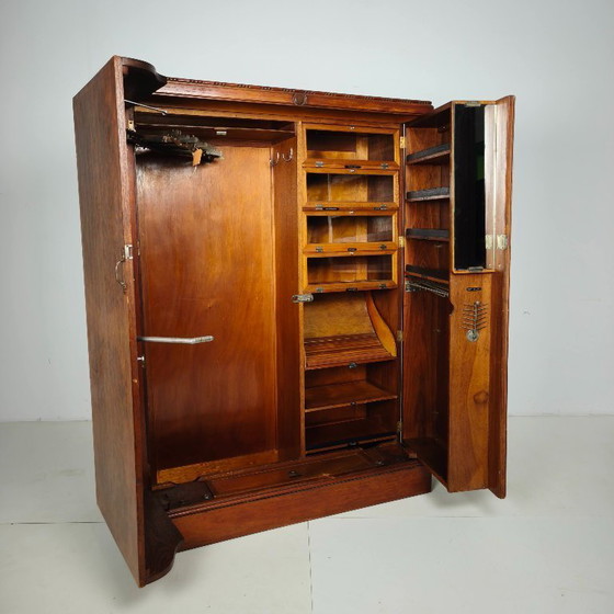 Kompakter Herrenkleiderschrank im englischen Art-Deco-Stil aus hellem Wurzelnussholz – Kleiderschränke, Wood (photo 13 of 17)