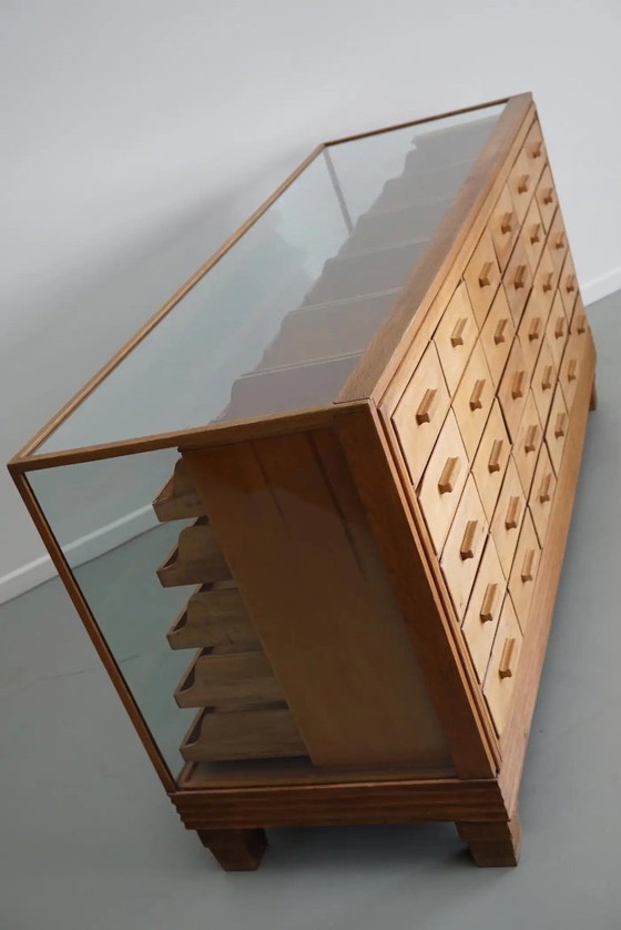 Image 1 of Antieke Britse haberdashery kast / winkeltoonbank in esdoorn en eikenhout, 1920/30s