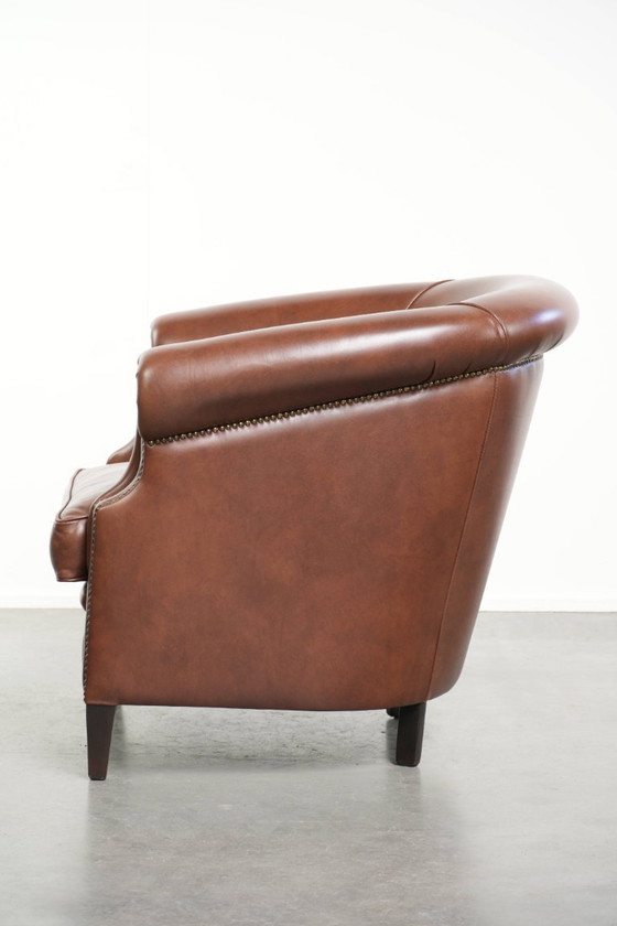 Image 1 of Bellissima e comoda poltrona club in stile inglese, rivestita in pelle di vacchetta color cognac.