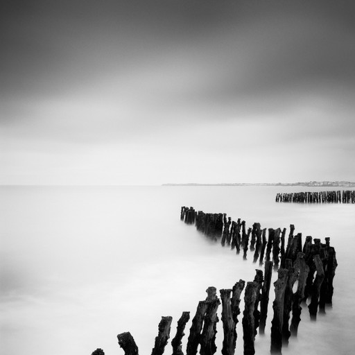 Cabañas de pesca Carrelet, costa francesa, fotografía artística en blanco y negro