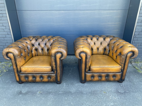 Image 1 of Magnifique ensemble de canapés Chesterfield vintage 3+1+1 places, brun doré