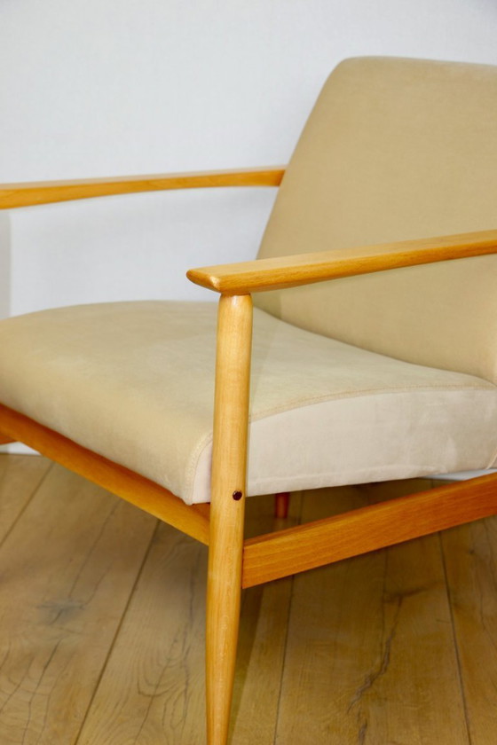 Image 1 of Fauteuil loft vintage années 70, beige clair, tissu velours, bois de hêtre naturel