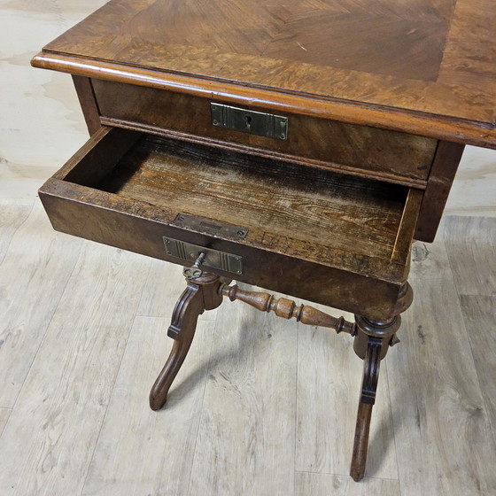 Image 1 of Mesa de costura / mesa auxiliar antigua de nogal (siglo 19) Biedermeier / mesa auxiliar antigua única