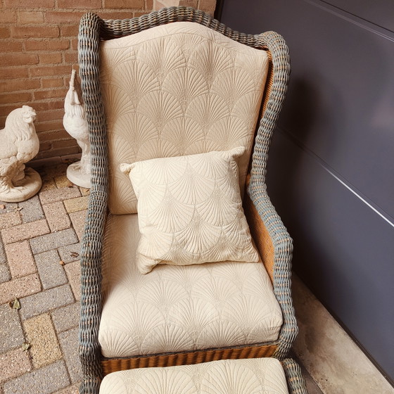 Image 1 of Poltrona lounge e poggiapiedi in rattan in stile French Grange.