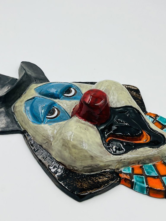 Image 1 of Große, an der Wand befestigte Clownmaske aus glasierter Terrakotta