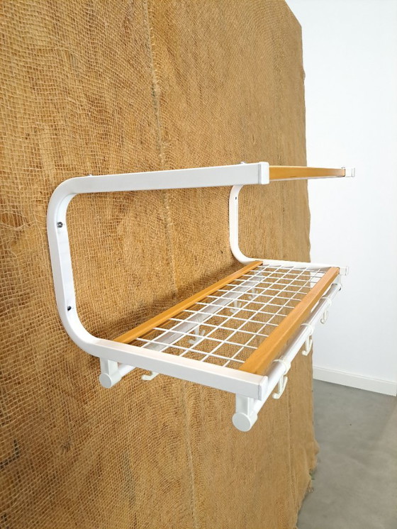 Image 1 of Porte-manteau mural Habo, fabriqué en Suède, blanc et bois, modèle n° 16.