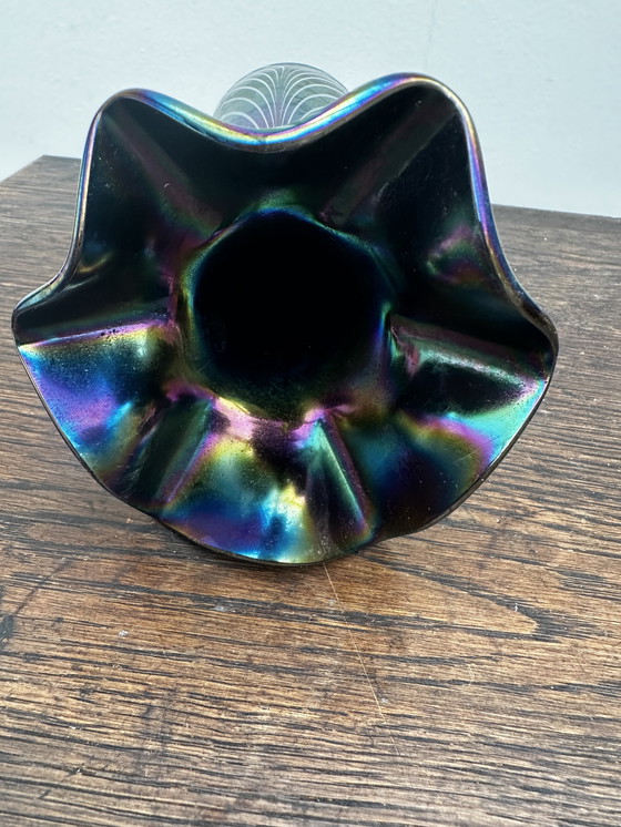 Image 1 of vaas rétro en Verre Irisé à striés et col en volant H P21 cm