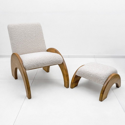 Sillón y otomana en madera curvada y bouclé color marfil.