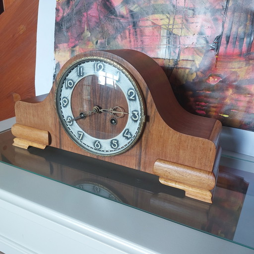 Pendeluhr aus Holz.