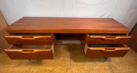 Image 1 of Bureau rétro vintage en teck du milieu du siècle par Stonehill (1960) Design intemporel – Rangement élégant – Artisanat britanni