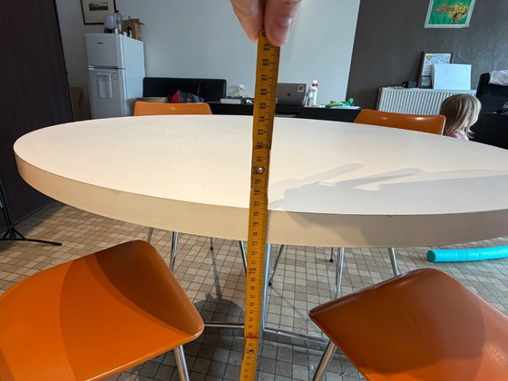 Image 1 of Ensemble de salle à manger vintage milieu du siècle – Table ronde et 4 chaises orange