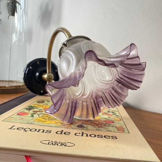 Applique da parete antica in ottone a collo d'oca con paralume a tulipano in vetro viola. – Glass (photo 6 of 9)