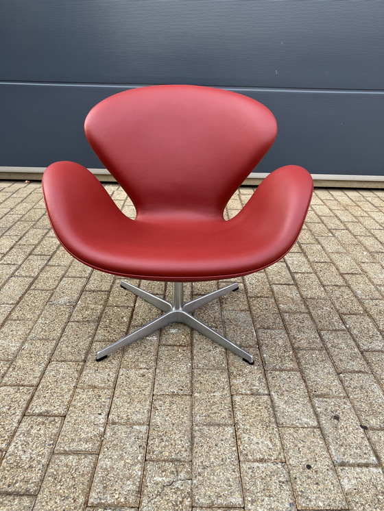 Image 1 of Silla Fritz Hansen Swan en cuero rojo indio, ¡¡¡NUEVA!!!
