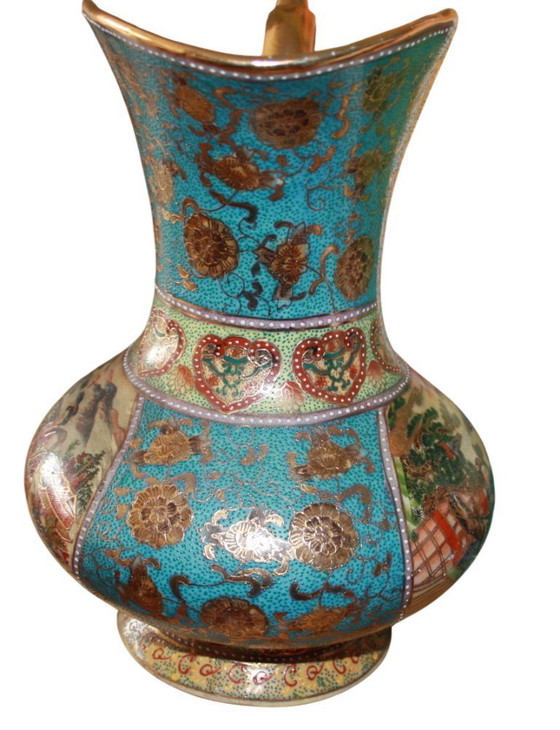 Image 1 of Vaso Satsuma in stile asiatico, dipinto a mano con decorazioni dorate.