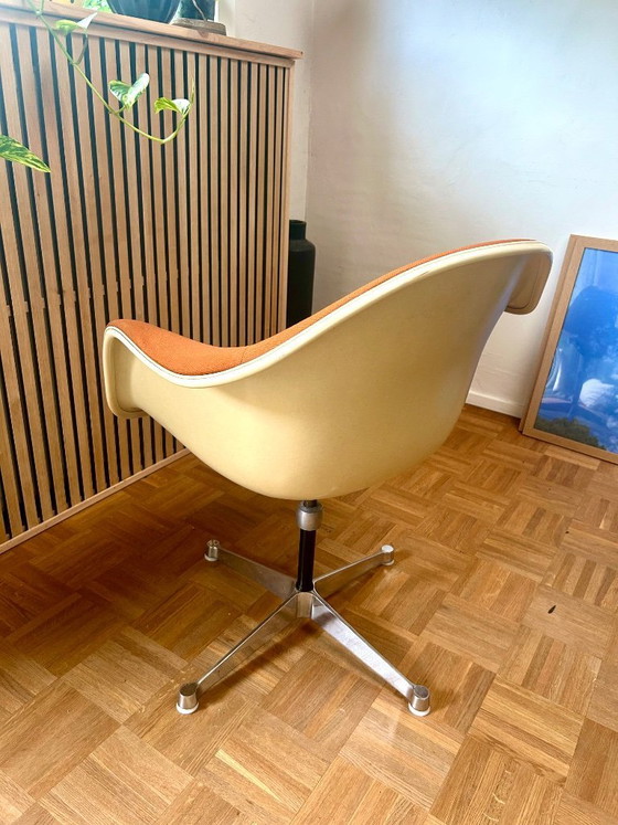 Bellissima poltrona a secchiello vintage Eames PAC di Vitra – Sedie da ufficio, Textile, Aluminium (photo 9 of 11)