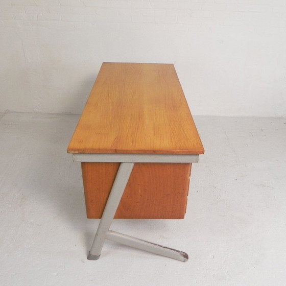 Escritorio industrial con 2 cajoneras, década de 1960. – Wood, Iron (photo 16 of 32)