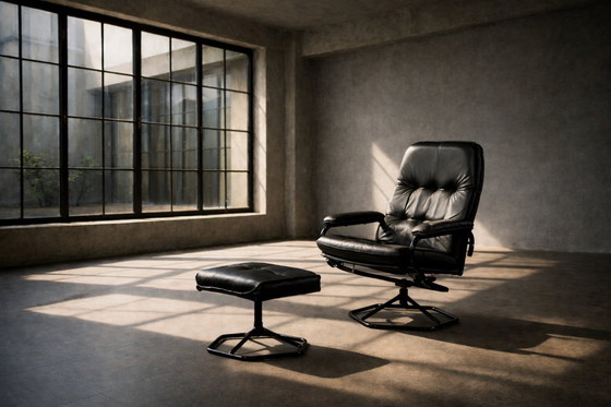 Image 1 of Poltrona girevole e pouf in pelle nera danese moderna vintage di metà secolo di Unico, anni '70, set di 2