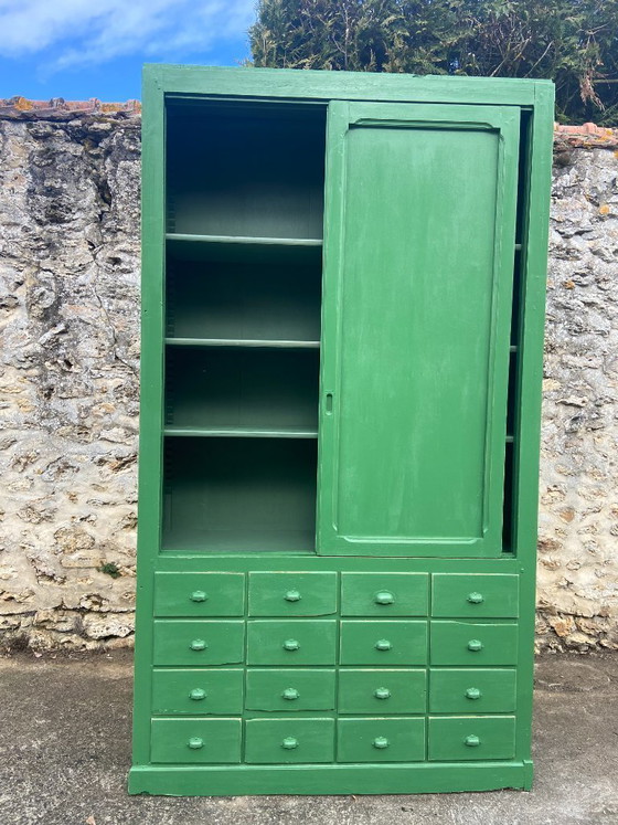Image 1 of Antiker Schrank aus einem Eisenwarenladen