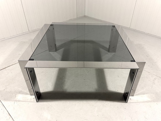 Image 1 of Mesa de centro baja italiana de cromo y cristal ahumado de los años 60.