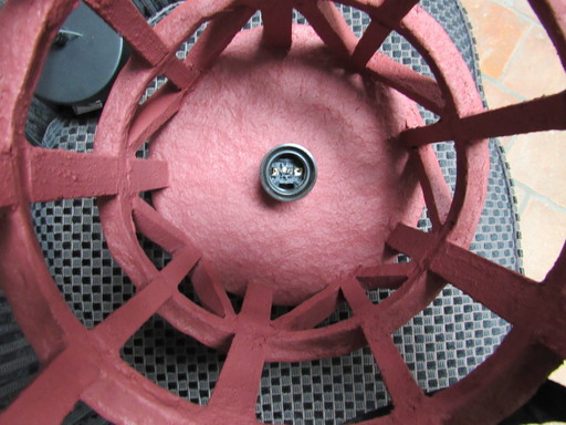 Lámpara colgante de terracota con acabado de papel maché diseñada por Marie Michielssen para Serax.