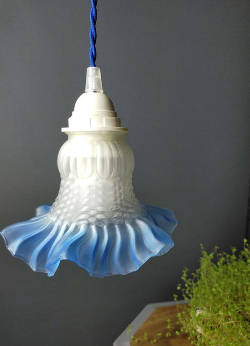 Tulip-shaped portable lamp in glass with blue trim