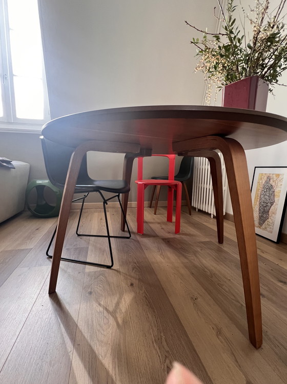 Image 1 of Table GUBI ronde noyer 