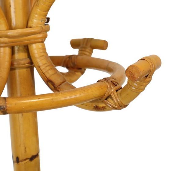 Image 1 of Raro perchero de pie de ratán latón