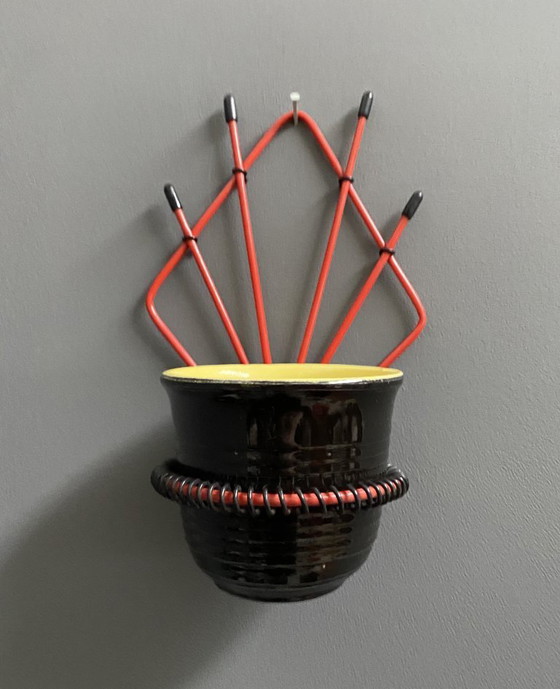 Image 1 of Portavaso da parete rosso + vaso in ceramica anni '60