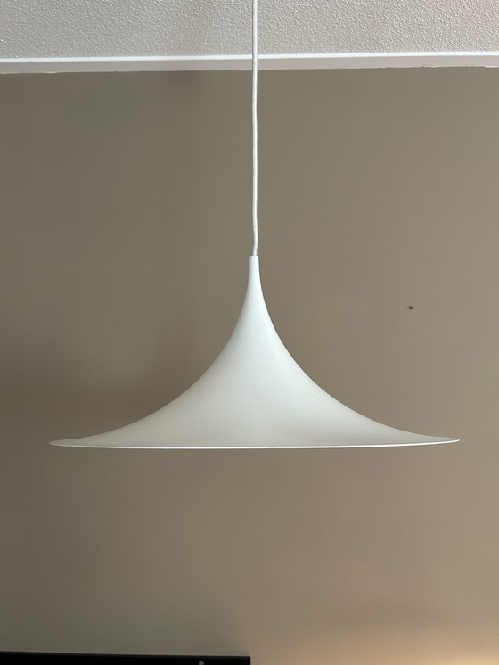 Image 1 of Iconic Gubi Semi pendant lamp – white, Ø47 cm, with original box