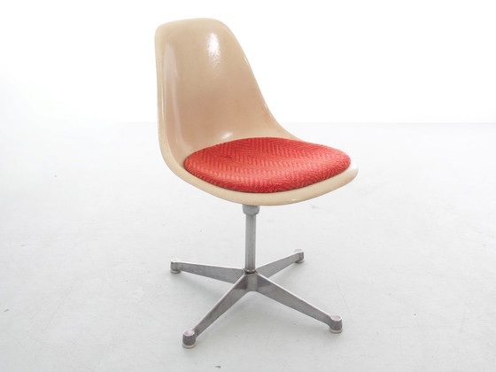 Image 1 of Suite aus 4 drehbaren Space Age-Stühlen. Bezug aus dem Original. Charles Eames - Herman Miller