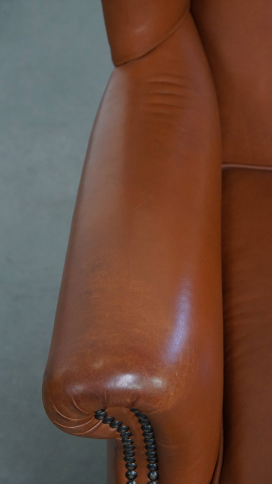 Image 1 of Cognacfarbener Rindslederohrensessel im englischen Stil mit Ziernägeln